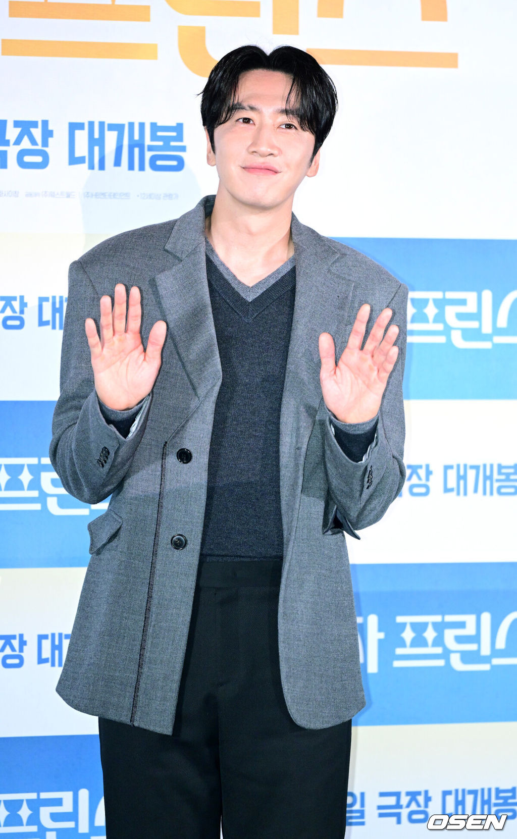 10일 오후 서울 용산 CGV에서 영화 ‘나혼자 프린스’(감독 김성훈) 언론시사회 및 간담회가 열렸다.'나혼자 프린스'는 매니저, 여권, 돈 한 푼 없이 낯선 이국땅에 혼자 남겨진 아시아 프린스 강준우(이광수)가 펼치는 생존 코믹 로맨스다.배우 이광수가 포토타임을 하고 있다. 2025.11.10 / dreamer@osen.co.kr