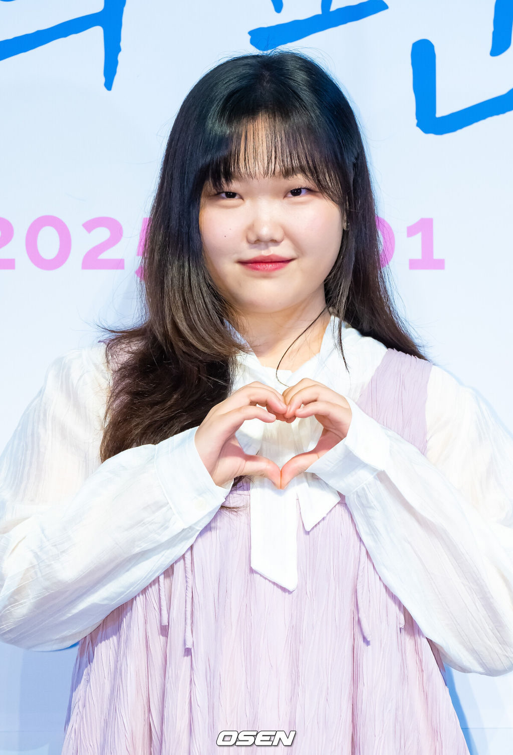 영화 '연의 편지' 언론 시사회가 15일 오후 서울 롯데월드타워 내 롯데시네마 월드타워에서 진행됐다.'연의 편지'는 책상 서랍에서 우연히 의문의 편지를 발견하게 된 전학생 소리가 편지 속 힌트로 이어지는 다음 편지들을 찾아가며 벌어지는 이야기를 담은 애니메이션 영화로 이날 행사에는 김용환 감독, 이수현, 김민주, 민승우, 남도형이 참석했다. 악뮤 이수현이 포즈를 취하고 있다. 2025.09.15 / soul1014@osen.co.kr