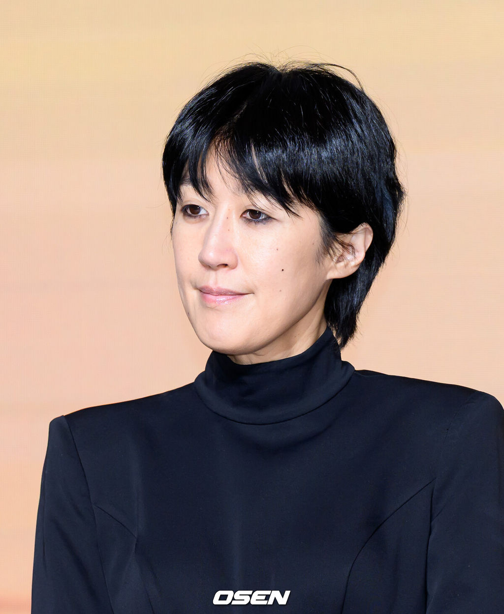 14일 서울 마포구 호텔 나루 서울 엠갤러리에서 넷플릭스 '솔로지옥' 시즌5 제작발표회가 열렸다.'솔로지옥'은 커플이 되어야만 나갈 수 있는 외딴 섬, ‘지옥도’에서 펼쳐질 솔로들의 솔직하고 화끈한 데이팅 리얼리티쇼​로 오는 1월 20일(화) 오직 넷플릭스에서 만날 수 있다.방송인 홍진경이 취재진의 질문을 듣고 있다. 2026.01.14 /sunday@osen.co.kr