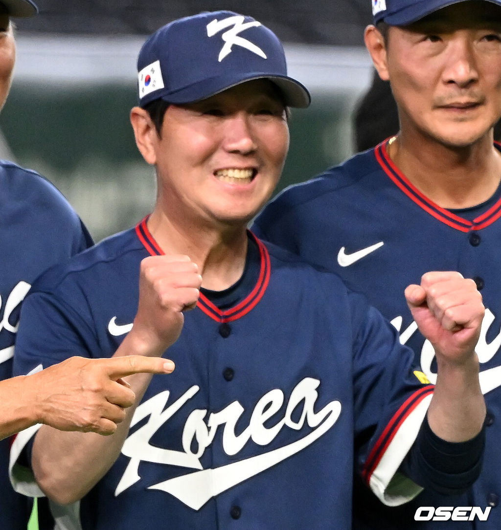 도쿄의 기적이 나왔다. 한국 WBC 대표팀이 17년 만에 1라운드를 통과했다. 한국은 9일 일본 도쿄돔에서 열린 ‘2026 월드베이스볼클래식(WBC)’ 1라운드 C조 호주와의 경기에서 로 승리를 거뒀다. 이로써 한국은 조별라운드 2승2패를 기록하면서 호주, 대만 등을 최소실점률로 제치면서 2009년 이후 17년 만에 1라운드를 통과했다. 이제 한국은 마이애미행 전세기를 탄다.경기 종료 후 한국 류지현 감독이 코치진과 기념촬영을 하고 있다. 2026.03.09 /spjj@osen.co.kr