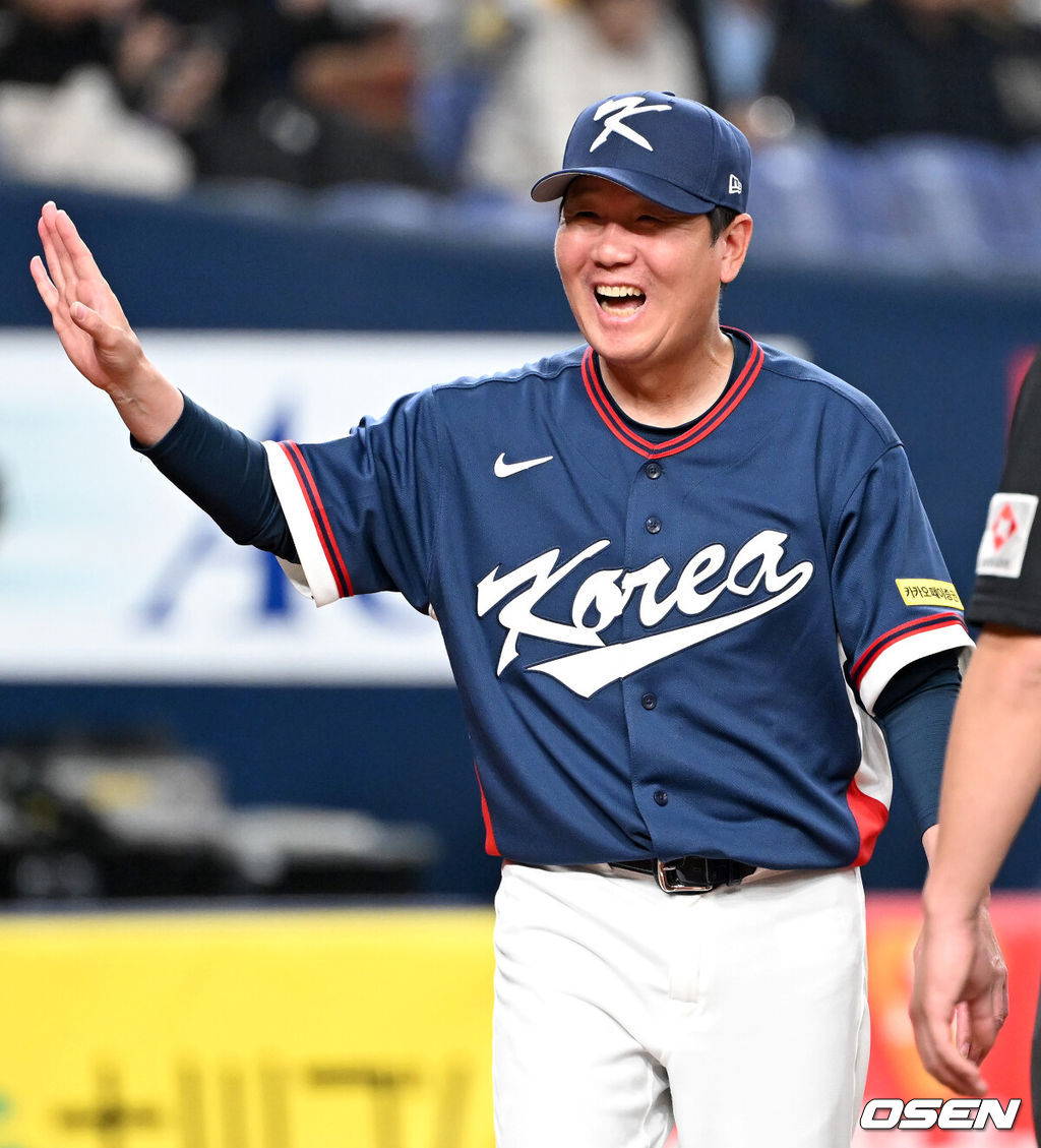 3일 일본 오사카 교세라돔에서 월드베이스볼클래식(WBC) 공식 연습 경기 한국 야구 대표팀과 오릭스 버팔로스의 경기가 열렸다.우리 대표팀은 연습 경기 2차전을 치른 뒤 5일 일본 도쿄돔에서 체코와 WBC 조별리그 1차전에서 격돌한다.경기에 앞서 한국 류지현 감독이 심판진과 인사를 나누고 있다. 2026.03.03 /spjj@osen.co.kr