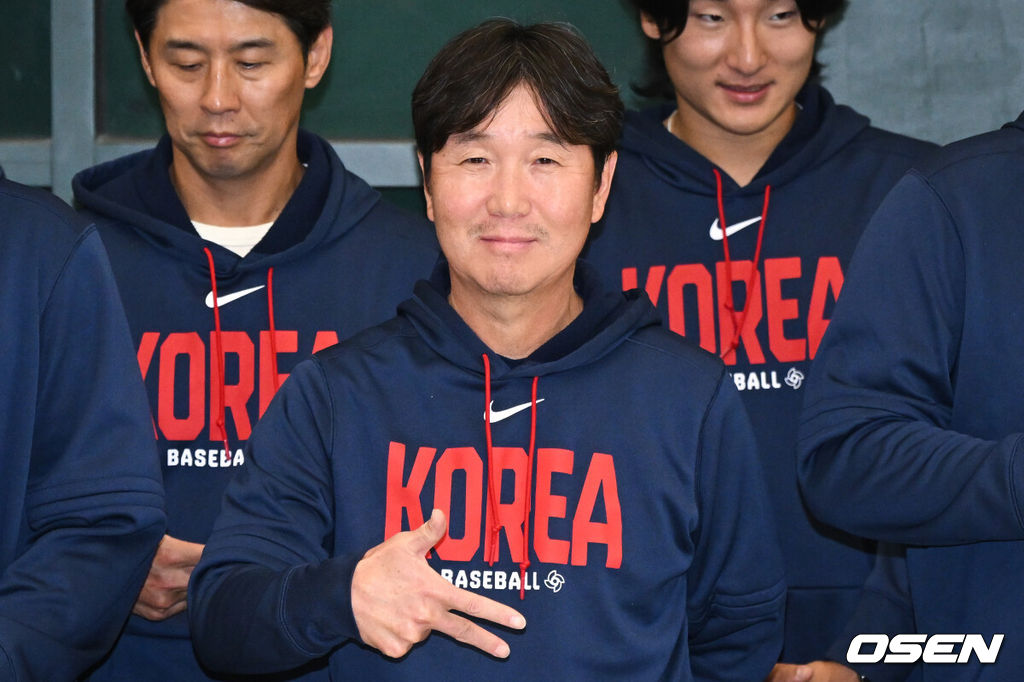 월드베이스볼클래식(WBC)에 출전한 한국 대표팀이 16일 인천국제공항을 통해 마이애미에서 귀국했다.한국은 C조 조별리그에서 일본, 대만, 호주, 체코 상대로 2승 2패(조 2위)를 거두며 2009년 이후 17년 만에 8강 진출에 성공했다. 그러나 도미니카공화국과의 8강전에서 0-10 7회 콜드게임 끝내기 패배로 대회를 마무리했다.류지현 감독이 포즈를 취하고 있다.. 2026.03.16 /cej@osen.co.kr