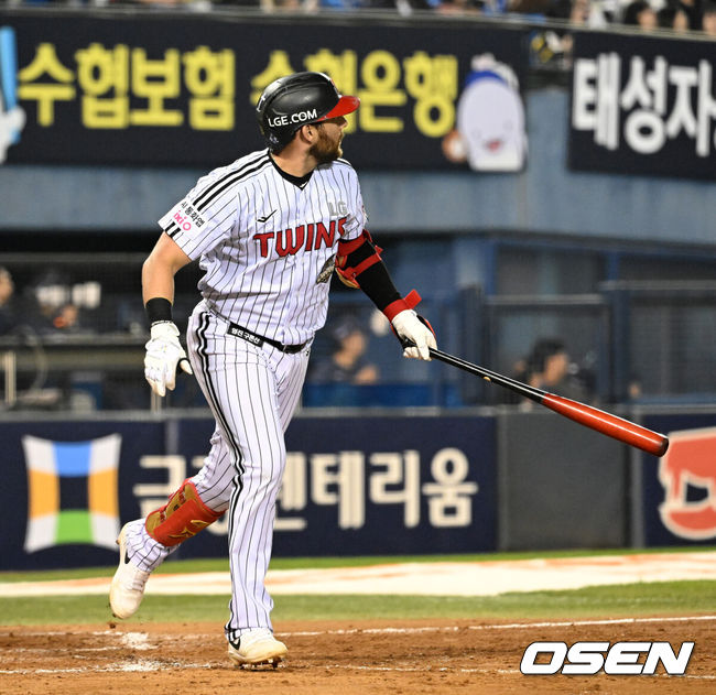 [OSEN=잠실, 이대선 기자] 14일 서울 잠실야구장에서 2026 신한 SOL KBO리그 LG 트윈스와 롯데 자이언츠의 경기가 열렸다.이날 LG는 송승기, 롯데는 나균안을 선발로 내세웠다.8회말 무사에서 LG 오스틴이 좌월 솔로 홈런을 치고 환호하고 있다. 2026.04.14 /sunday@osen.co.kr