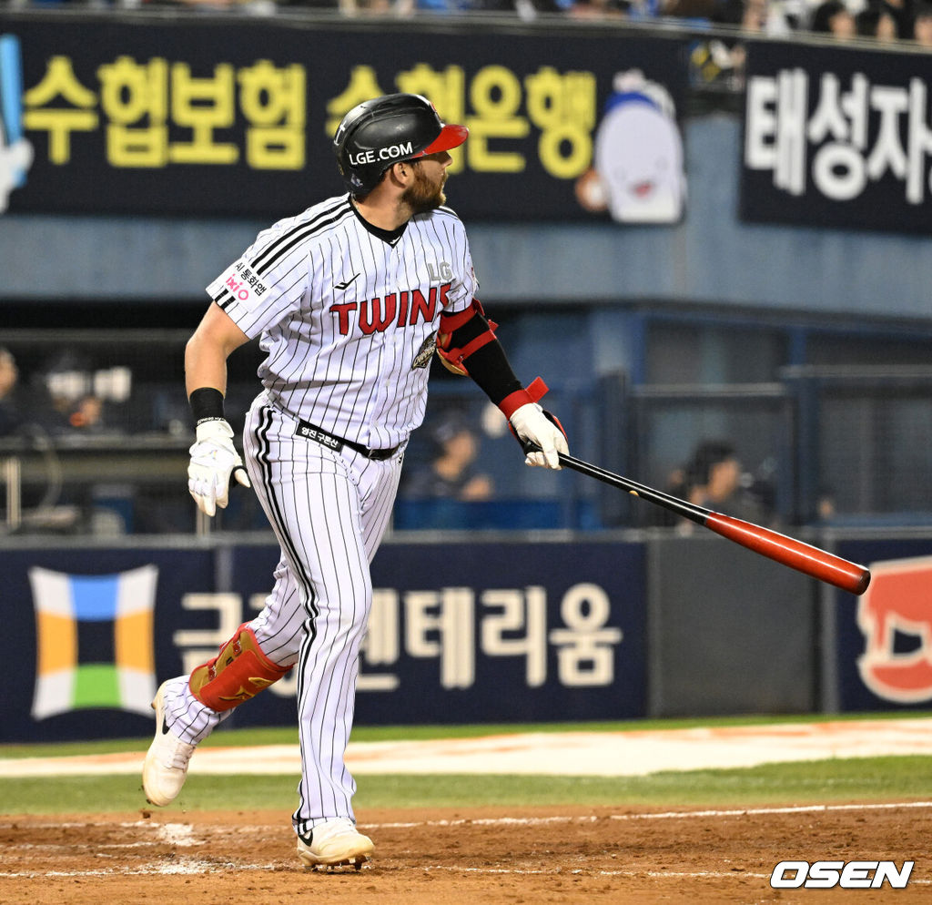 14일 서울 잠실야구장에서 2026 신한 SOL KBO리그 LG 트윈스와 롯데 자이언츠의 경기가 열렸다.이날 LG는 송승기, 롯데는 나균안을 선발로 내세웠다.8회말 무사에서 LG 오스틴이 좌월 솔로 홈런을 치고 환호하고 있다. 2026.04.14 /sunday@osen.co.kr