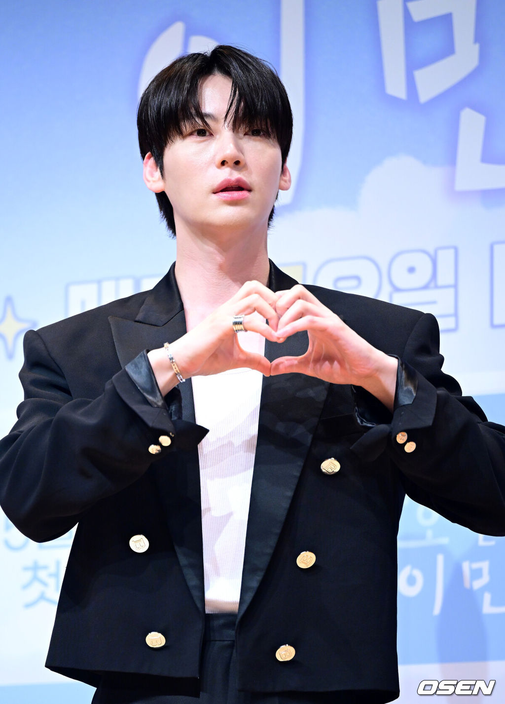 16일 오전 서울 여의도 KBS 아트홀에서 KBS 2TV 신규 예능 ‘가는정 오는정 이민정’(이하 ‘가오정’) 제작발표회가 열렸다.‘가오정’은 시골마을에 생필품을 실은 이동식 편의점을 배달하고 하룻밤을 보내며 다양한 이야기를 나눠보는 프로그램. 이민정이 메인 호스트로 나서며 붐, 안재현, 김정현, 김재원이 고정 멤버로 합류했다.배우 안재현이 포토타임을 하고 있다. 2025.05.16 / dreamer@osen.co.kr