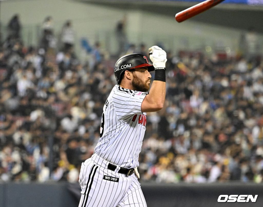 14일 서울 잠실야구장에서 2026 신한 SOL KBO리그 LG 트윈스와 롯데 자이언츠의 경기가 열렸다.이날 LG는 송승기, 롯데는 나균안을 선발로 내세웠다.8회말 무사에서 LG 오스틴이 좌월 솔로 홈런을 치고 환호하고 있다. 2026.04.14 /sunday@osen.co.kr