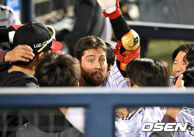 [OSEN=잠실, 이대선 기자] 14일 서울 잠실야구장에서 2026 신한 SOL KBO리그 LG 트윈스와 롯데 자이언츠의 경기가 열렸다.이날 LG는 송승기, 롯데는 나균안을 선발로 내세웠다.8회말 무사에서 LG 오스틴이 좌월 솔로 홈런을 치고 환호하고 있다. 2026.04.14 /sunday@osen.co.kr