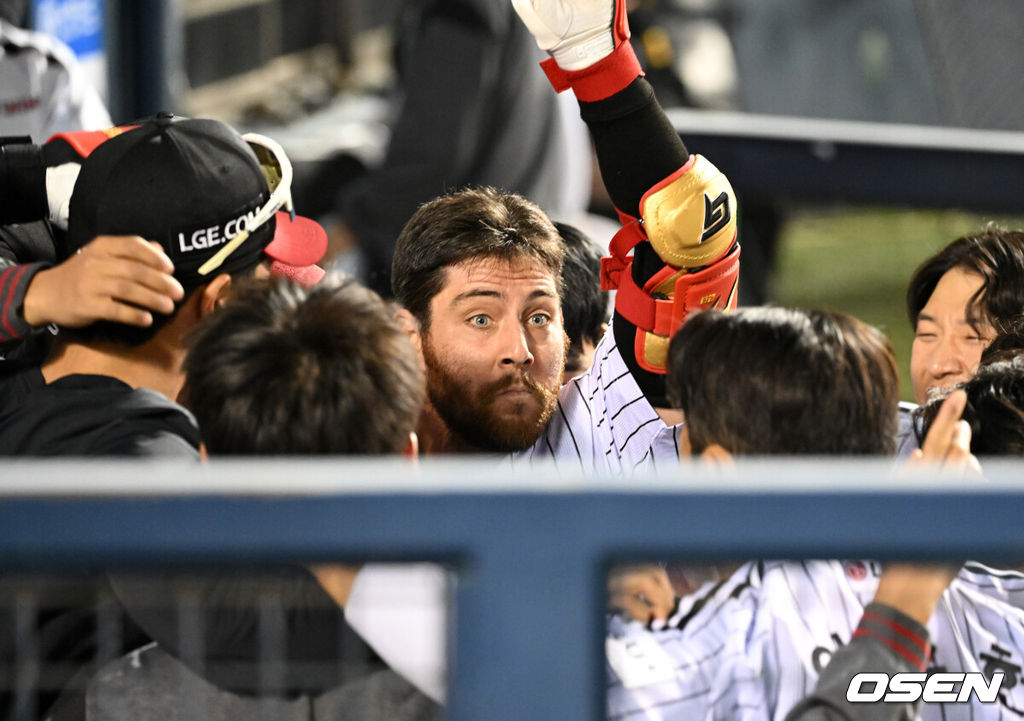 14일 서울 잠실야구장에서 2026 신한 SOL KBO리그 LG 트윈스와 롯데 자이언츠의 경기가 열렸다.이날 LG는 송승기, 롯데는 나균안을 선발로 내세웠다.8회말 무사에서 LG 오스틴이 좌월 솔로 홈런을 치고 환호하고 있다. 2026.04.14 /sunday@osen.co.kr