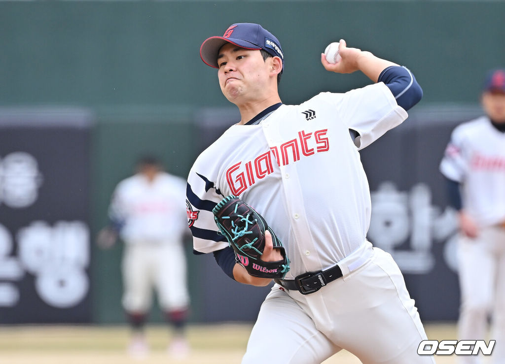 12일 부산 사직야구장에서 2026 신한 SOL KBO 리그 롯데 자이언츠와 KT 위즈의 시범경기가 열렸다. 이날 부산 사직과 이천, 대전, 광주, 마산 5개구장에서 막을 올렸다.롯데 자이언츠 선발 투수 김진욱이 역투하고 있다. 2026.03.12 / foto0307@osen.co.kr