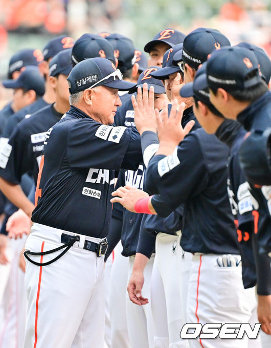 [OSEN=잠실, 박준형 기자] 3일 오후 서울 잠실구장에서 ‘2026 신한은행 SOL Bank KBO리그’ 두산 베어스와 한화 이글스의 경기가 진행됐다.이날 두산은 플렉센을, 한화는 에르난데스를 선발투수로 내세웠다.  경기 시작 전 두산홈개막행사에서 한화 김경문 감독이 입장하며 노시환의 볼을 만지고 있다.   2026.04.02 / soul1014@osen.co.kr
