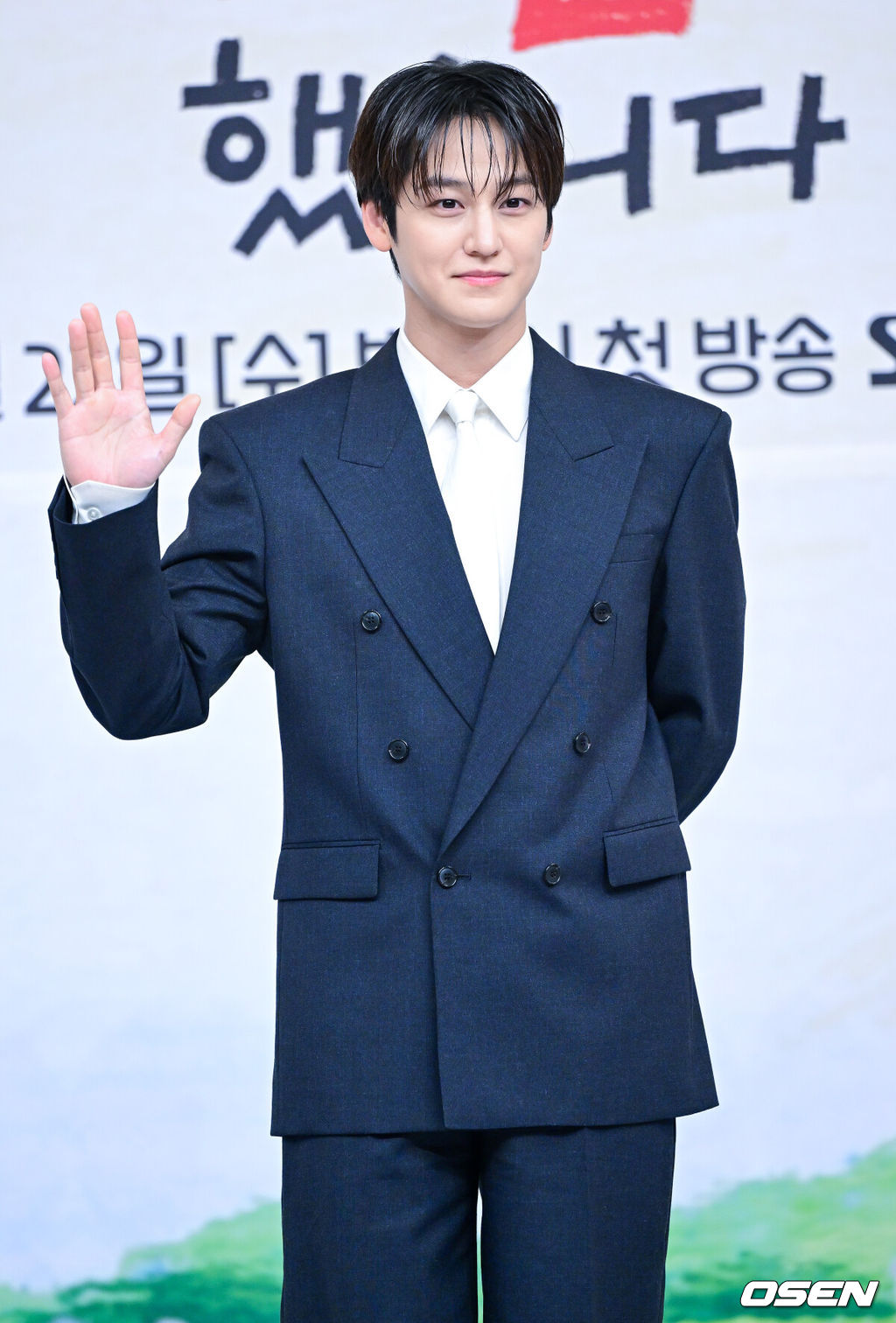 15일 오후 서울 목동 SBS에서 새 수목드라마 ‘오늘도 매진했습니다’ 제작발표회가 열렸다.드라마 ‘오늘도 매진했습니다’는 완벽주의 농부 매튜 리(안효섭 분)와 완판주의 쇼호스트 담예진(채원빈 분)이 밤낮없이 얽히며 펼쳐지는 설렘 직배송 제철 로맨스를 담은 드라마다.배우 김범이 포토타임을 하고 있다. 2026.04.15 / dreamer@osen.co.kr