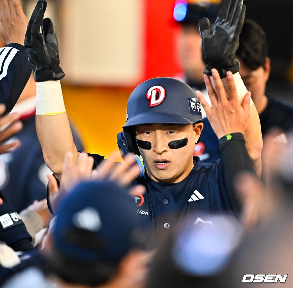 14일 오후 인천 SSG랜더스필드에서 ‘2026 신한 SOL Bank KBO리그' SSG 랜더스와 두산 베어스의 경기가 진행됐다.이날 SSG는 타케다를, 두산은 최민석을 선발투수로 내세웠다.3회초 무사 주자 2루 두산 박준순의 중견수 앞 1타점 적시타때 홈을 밟은 손아섭이 기뻐하고 있다. 2026.04.14 / rumi@osen.co.kr
