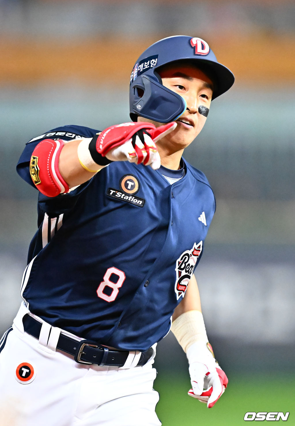14일 오후 인천 SSG랜더스필드에서 ‘2026 신한 SOL Bank KBO리그' SSG 랜더스와 두산 베어스의 경기가 진행됐다.이날 SSG는 타케다를, 두산은 최민석을 선발투수로 내세웠다.4회초 1사 주자 2루 두산 손아섭이 우중월 투런 홈런을 때린 후 그라운드를 돌고 있다. 2026.04.14 / rumi@osen.co.kr