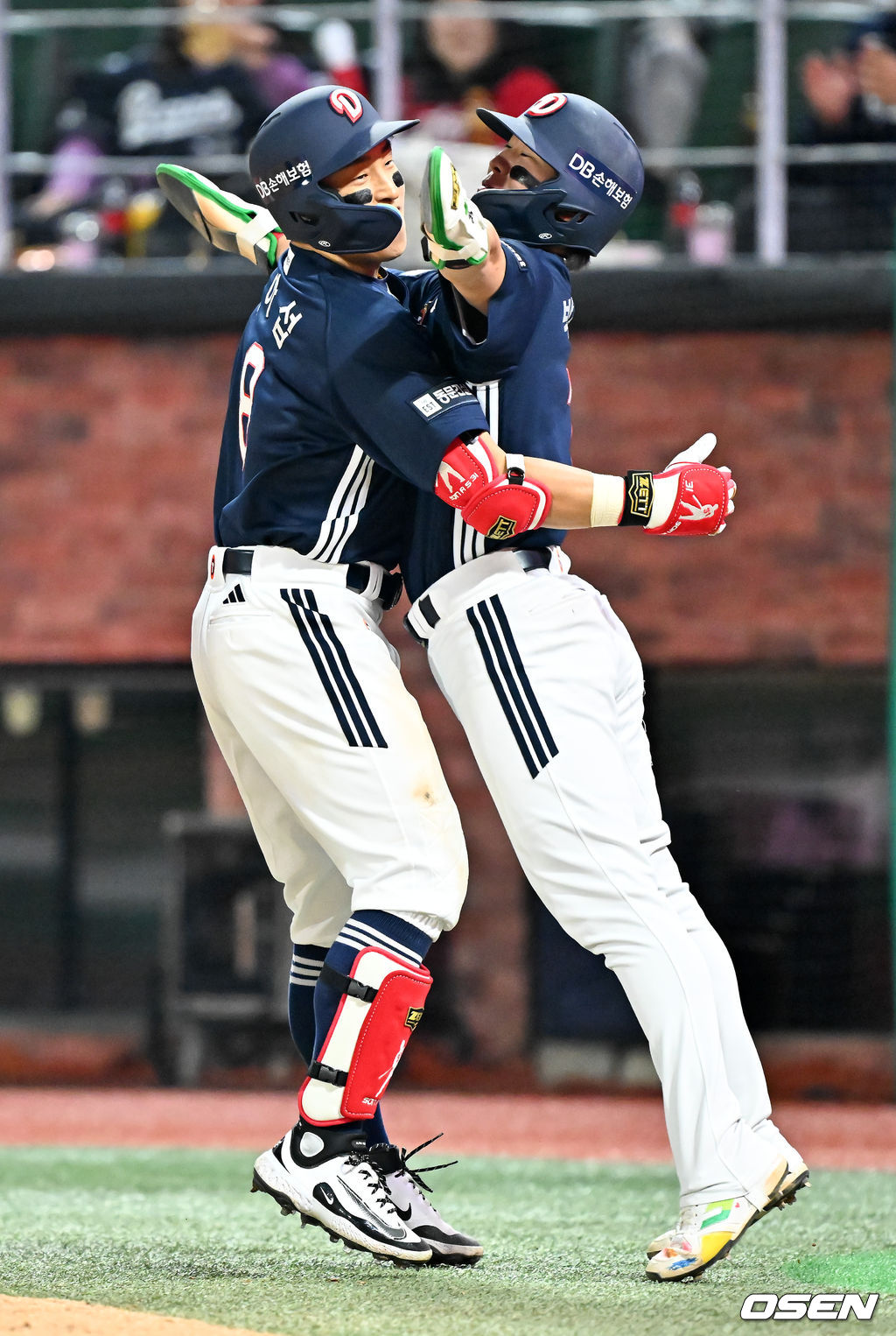 14일 오후 인천 SSG랜더스필드에서 ‘2026 신한 SOL Bank KBO리그' SSG 랜더스와 두산 베어스의 경기가 진행됐다.이날 SSG는 타케다를, 두산은 최민석을 선발투수로 내세웠다.4회초 1사 주자 2루 두산 손아섭이 우중월 투런 홈런을 때린 후 홈을 밟으며 박찬호와 기뻐하고 있다. 2026.04.14 / rumi@osen.co.kr