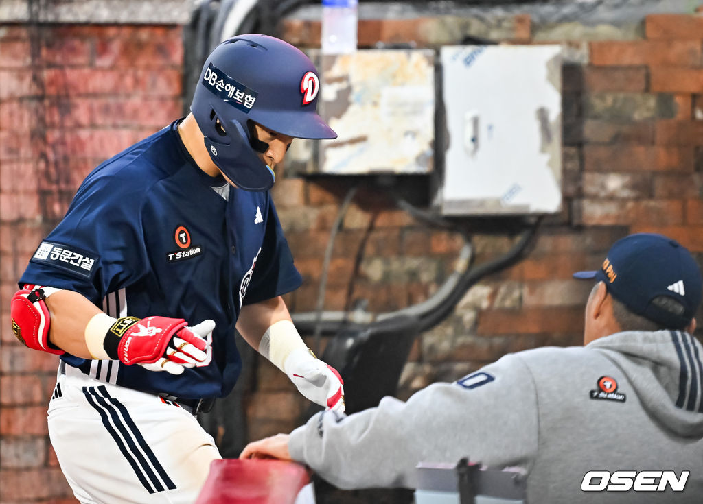 14일 오후 인천 SSG랜더스필드에서 ‘2026 신한 SOL Bank KBO리그' SSG 랜더스와 두산 베어스의 경기가 진행됐다.이날 SSG는 타케다를, 두산은 최민석을 선발투수로 내세웠다.4회초 1사 주자 2루 두산 손아섭이 우중월 투런 홈런을 때린 후 덕아웃에서 김원형 감독과 하이파이브를 하고 있다. 2026.04.14  / rumi@osen.co.kr