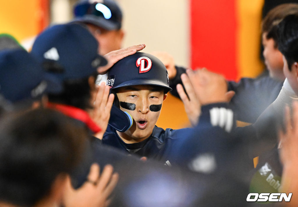 14일 오후 인천 SSG랜더스필드에서 ‘2026 신한 SOL Bank KBO리그' SSG 랜더스와 두산 베어스의 경기가 진행됐다.이날 SSG는 타케다를, 두산은 최민석을 선발투수로 내세웠다.4회초 1사 주자 2루 두산 손아섭이 우중월 투런 홈런을 때린 후 홈을 밟으며 덕아웃에서 기뻐하고 있다. 2026.04.14 / rumi@osen.co.kr