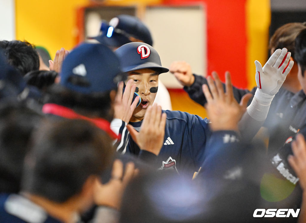 14일 오후 인천 SSG랜더스필드에서 ‘2026 신한 SOL Bank KBO리그' SSG 랜더스와 두산 베어스의 경기가 진행됐다.이날 SSG는 타케다를, 두산은 최민석을 선발투수로 내세웠다.4회초 1사 주자 2루 두산 손아섭이 우중월 투런 홈런을 때린 후 홈을 밟으며 덕아웃에서 기뻐하고 있다. 2026.04.14 / rumi@osen.co.kr