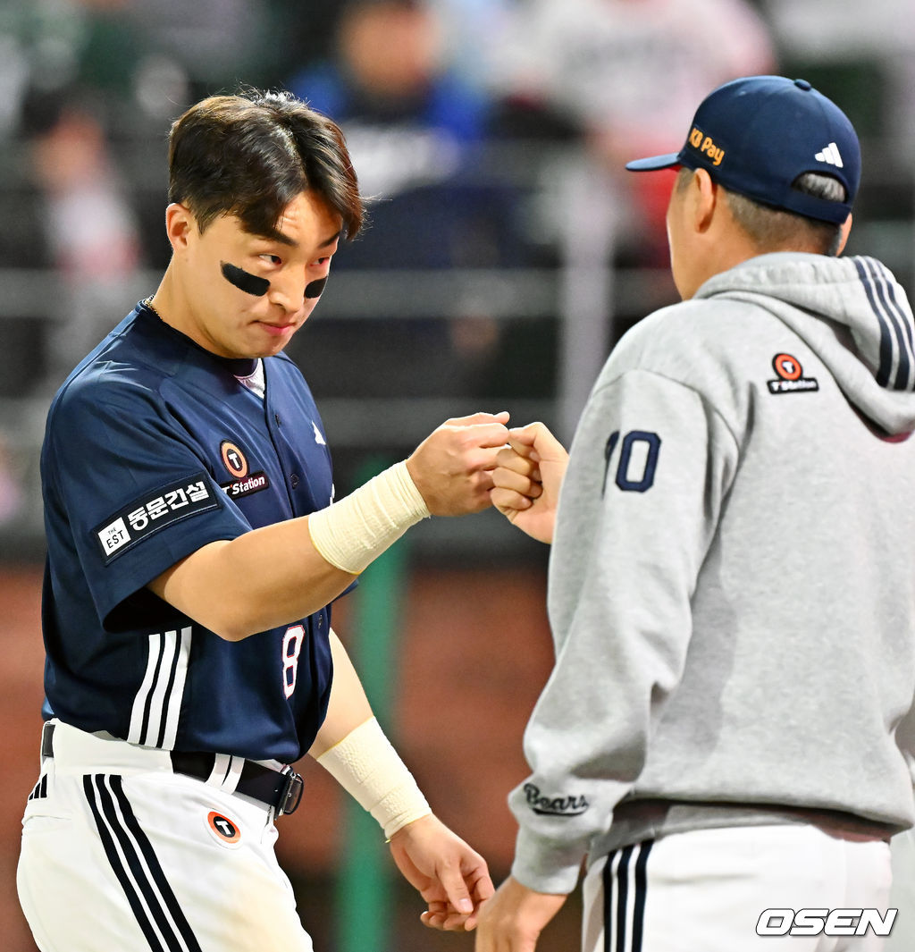14일 오후 인천 SSG랜더스필드에서 ‘2026 신한 SOL Bank KBO리그' SSG 랜더스와 두산 베어스의 경기가 진행됐다. 이 경기에서 두산은 SSG에 11-3 대승을 거두고 2연패를 끊었다. SSG는 이날 패배로 6연패 수렁에 빠졌다. 경기를 마치고 두산 손아섭이 김원형 감독과 하이파이브를 하고 있다. 2026.04.14 / rumi@osen.co.kr