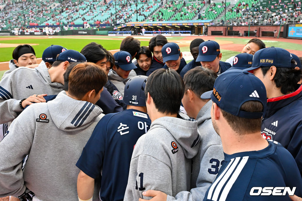 14일 오후 인천 SSG랜더스필드에서 ‘2026 신한 SOL Bank KBO리그' SSG 랜더스와 두산 베어스의 경기가 진행됐다.이날 SSG는 타케다를, 두산은 최민석을 선발투수로 내세웠다.경기 전 두산으로 트레이드 된 손아섭이 두산 선수들과 함께 파이팅을 외치고 있다. 2026.04.14 / rumi@osen.co.kr
