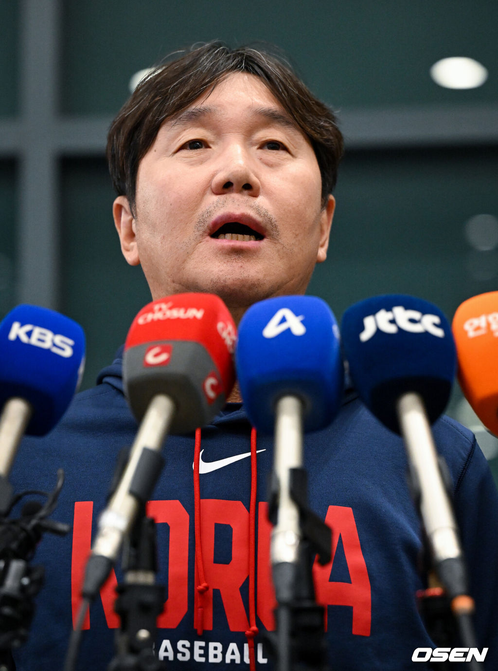 월드베이스볼클래식(WBC)에 출전한 한국 대표팀이 16일 인천국제공항을 통해 마이애미에서 귀국했다.한국은 C조 조별리그에서 일본, 대만, 호주, 체코 상대로 2승 2패(조 2위)를 거두며 2009년 이후 17년 만에 8강 진출에 성공했다. 그러나 도미니카공화국과의 8강전에서 0-10 7회 콜드게임 끝내기 패배로 대회를 마무리했다.야구 대표팀 류지현 감독이 인터뷰를 하고 있다. 2026.03.16 /cej@osen.co.kr