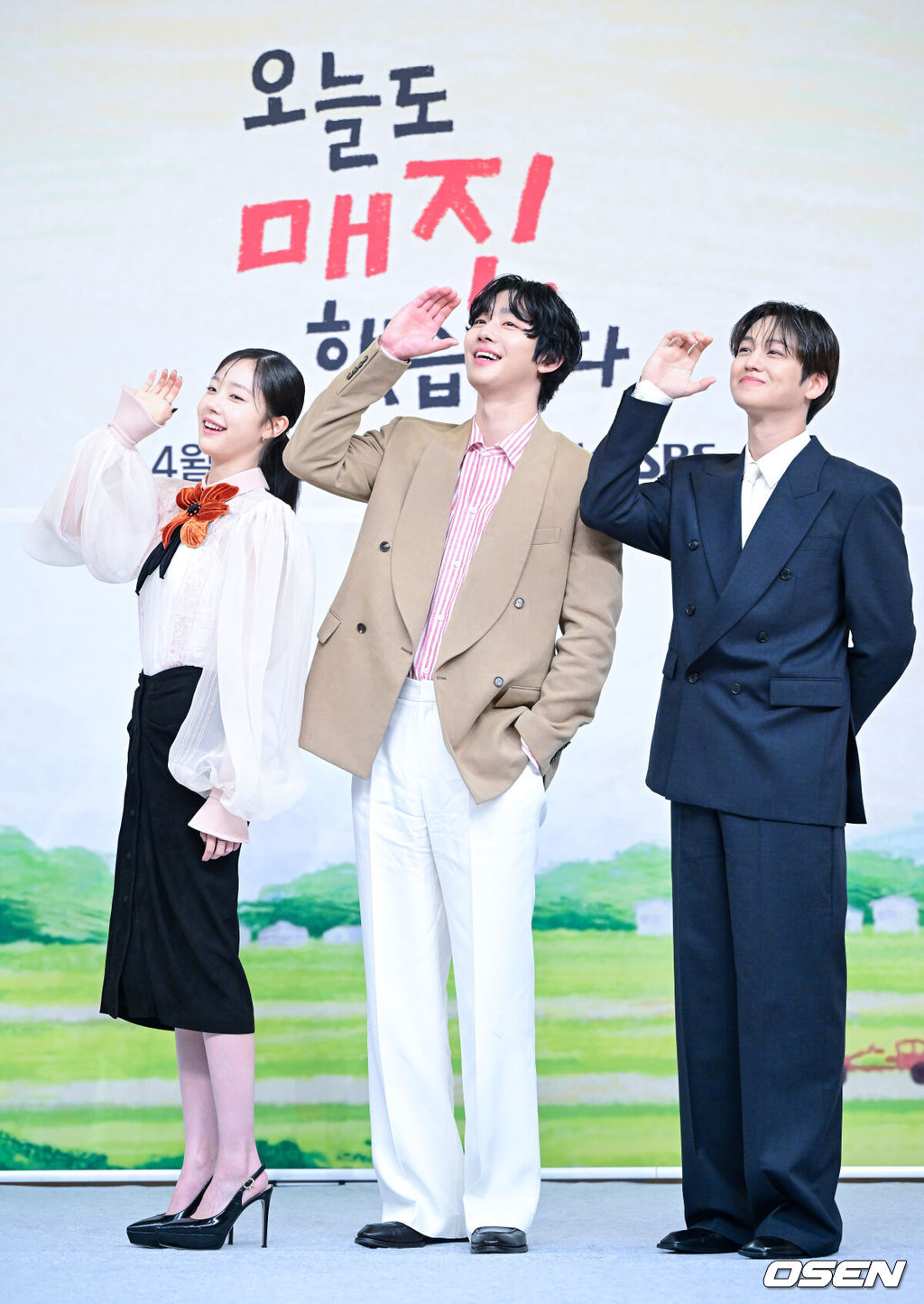 15일 오후 서울 목동 SBS에서 새 수목드라마 ‘오늘도 매진했습니다’ 제작발표회가 열렸다.드라마 ‘오늘도 매진했습니다’는 완벽주의 농부 매튜 리(안효섭 분)와 완판주의 쇼호스트 담예진(채원빈 분)이 밤낮없이 얽히며 펼쳐지는 설렘 직배송 제철 로맨스를 담은 드라마다.배우 채원빈, 안효섭, 김범(왼쪽부터)이 포토타임을 하고 있다. 2026.04.15 / dreamer@osen.co.kr