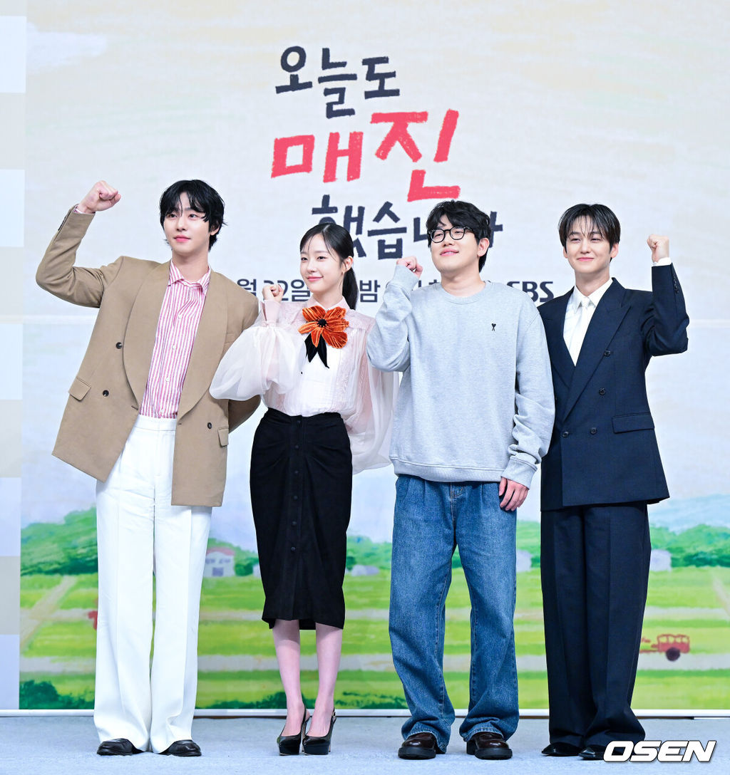 15일 오후 서울 목동 SBS에서 새 수목드라마 ‘오늘도 매진했습니다’ 제작발표회가 열렸다.드라마 ‘오늘도 매진했습니다’는 완벽주의 농부 매튜 리(안효섭 분)와 완판주의 쇼호스트 담예진(채원빈 분)이 밤낮없이 얽히며 펼쳐지는 설렘 직배송 제철 로맨스를 담은 드라마다.배우 안효섭, 채원빈, 안종연 감독, 김범(왼쪽부터)이 포토타임을 하고 있다. 2026.04.15 / dreamer@osen.co.kr