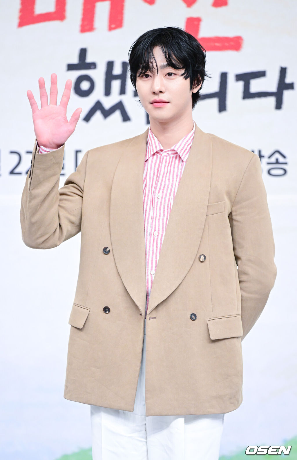 15일 오후 서울 목동 SBS에서 새 수목드라마 ‘오늘도 매진했습니다’ 제작발표회가 열렸다.드라마 ‘오늘도 매진했습니다’는 완벽주의 농부 매튜 리(안효섭 분)와 완판주의 쇼호스트 담예진(채원빈 분)이 밤낮없이 얽히며 펼쳐지는 설렘 직배송 제철 로맨스를 담은 드라마다.배우 안효섭이 포토타임을 하고 있다. 2026.04.15 / dreamer@osen.co.kr