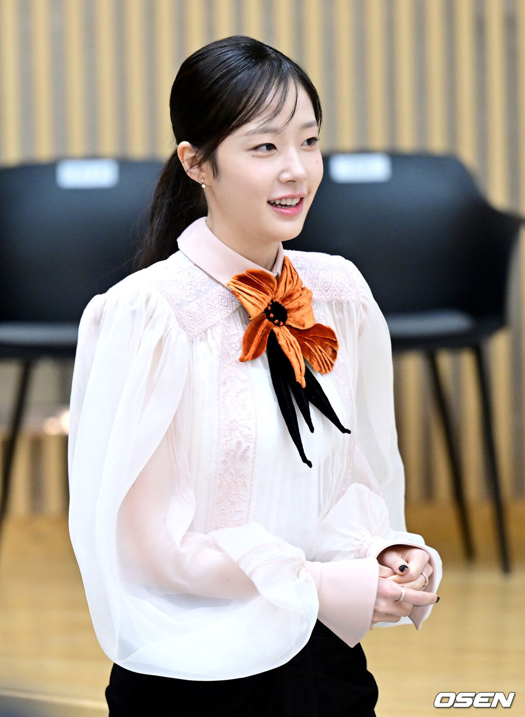 15일 오후 서울 목동 SBS에서 새 수목드라마 ‘오늘도 매진했습니다’ 제작발표회가 열렸다.드라마 ‘오늘도 매진했습니다’는 완벽주의 농부 매튜 리(안효섭 분)와 완판주의 쇼호스트 담예진(채원빈 분)이 밤낮없이 얽히며 펼쳐지는 설렘 직배송 제철 로맨스를 담은 드라마다.배우 채원빈이 입장하고 있다. 2026.04.15 / dreamer@osen.co.kr