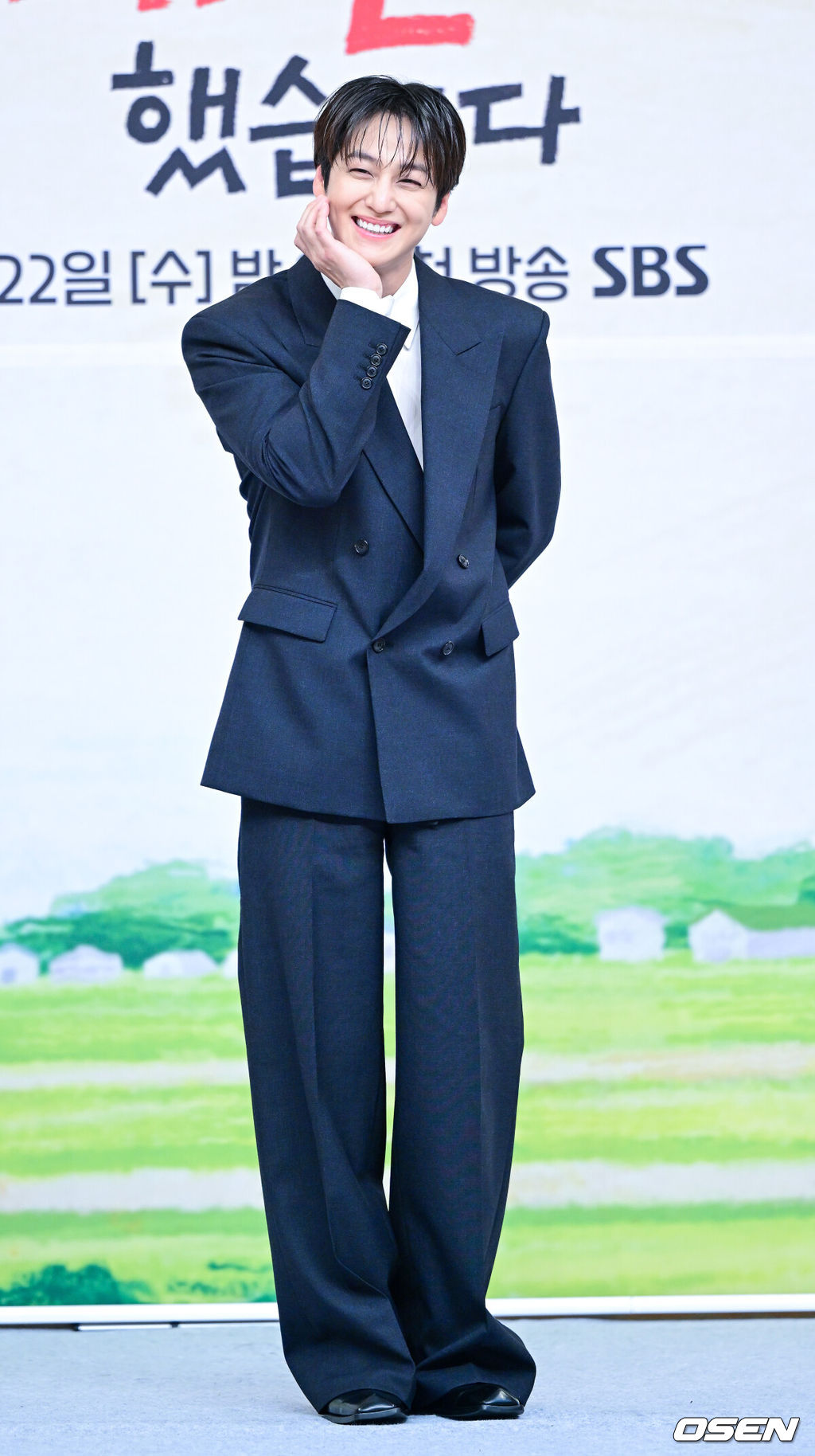 15일 오후 서울 목동 SBS에서 새 수목드라마 ‘오늘도 매진했습니다’ 제작발표회가 열렸다.드라마 ‘오늘도 매진했습니다’는 완벽주의 농부 매튜 리(안효섭 분)와 완판주의 쇼호스트 담예진(채원빈 분)이 밤낮없이 얽히며 펼쳐지는 설렘 직배송 제철 로맨스를 담은 드라마다.배우 김범이 포토타임을 하고 있다. 2026.04.15 / dreamer@osen.co.kr