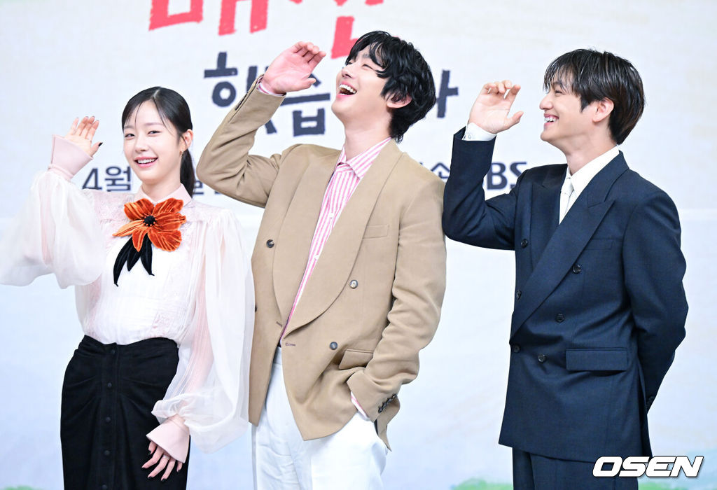 15일 오후 서울 목동 SBS에서 새 수목드라마 ‘오늘도 매진했습니다’ 제작발표회가 열렸다.드라마 ‘오늘도 매진했습니다’는 완벽주의 농부 매튜 리(안효섭 분)와 완판주의 쇼호스트 담예진(채원빈 분)이 밤낮없이 얽히며 펼쳐지는 설렘 직배송 제철 로맨스를 담은 드라마다.배우 채원빈, 안효섭, 김범(왼쪽부터)이 포토타임을 하고 있다. 2026.04.15 / dreamer@osen.co.kr