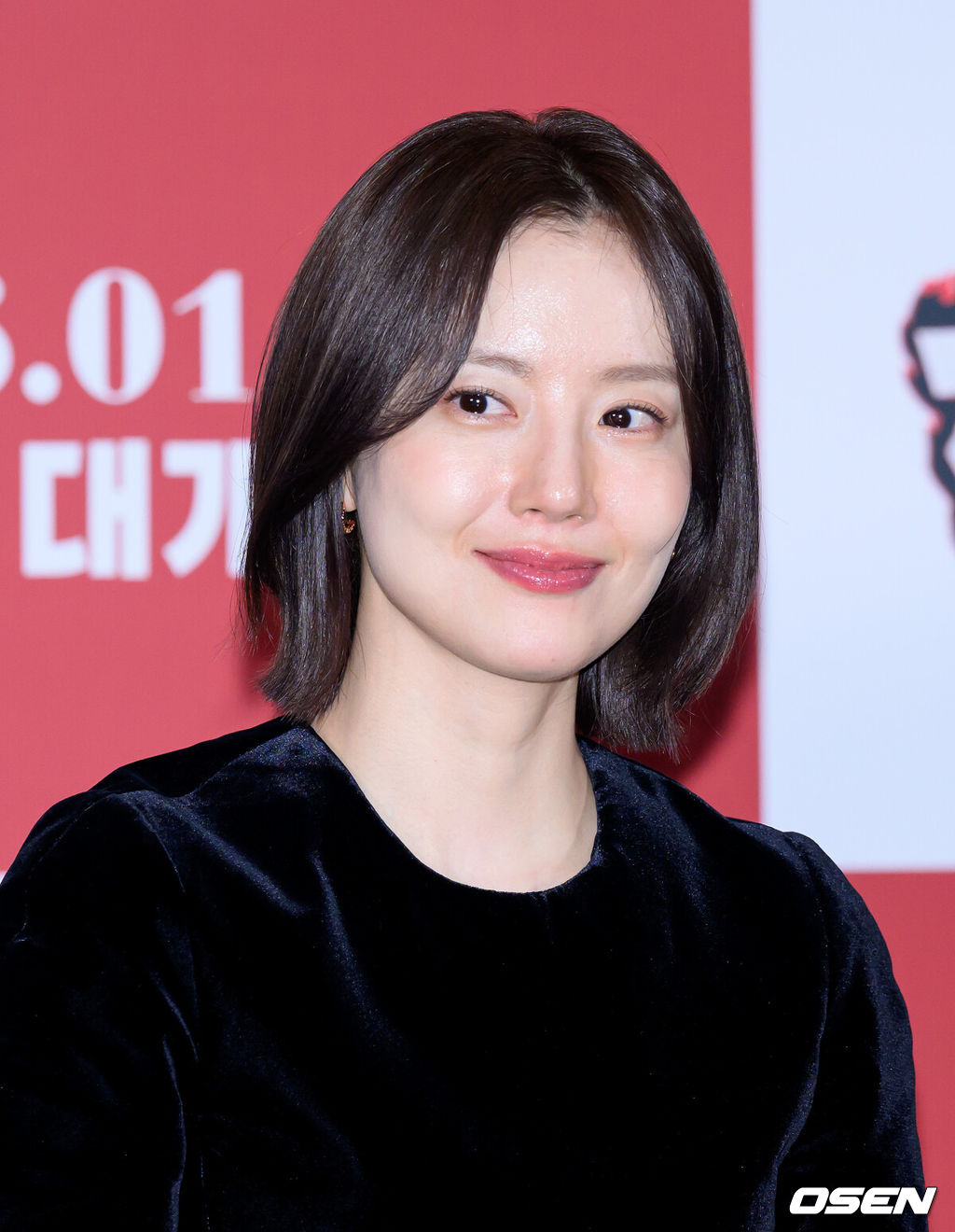 8일 오후 서울 잠실 롯데시네마 월드타워에서 영화 '하트맨' 언론시사회가 열렸다.‘하트맨’은 돌아온 남자 승민(권상우)이 다시 만난 첫사랑을 놓치지 않기 위해 고군분투하지만, 그녀에게 절대 말할 수 없는 비밀이 생기며 벌어지는 코미디로 오는 14일 전국 극장에서 개봉한다.배우 문채원이 취재진의 질문을 듣고 있다. 2026.01.08 /sunday@osen.co.kr