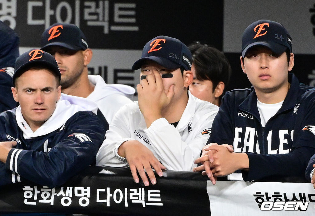 프로야구 삼성 라이온즈가 한화 이글스를 잡고 4연승을 질주했다. 이겼다기보단 승리를 '당한' 모양에 가까웠다.박진만 감독이 이끄는 삼성은 14일 대전 한화생명 볼파크에서 열린 2026 신한 SOL KBO리그 한화와의 원정경기에서 6-5로 승리했다. 이날 승리로 4연승을 질주한 삼성은 시즌 전적 9승4패1무를 만들었다. 4연패에 빠진 한화는 6승8패가 됐다.9회말 한화 김서현이 경기를 지켜보고 있다. 2026.04.14 / jpnews@osen.co.kr