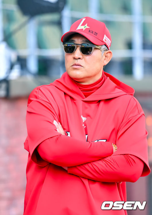 15일 오후 인천 SSG랜더스필드에서 ‘2026 신한 SOL Bank KBO리그' SSG 랜더스와 두산 베어스의 경기가 진행될 예정인 가운데 그라운드에서 훈련이 진행됐다. 경기 전 SSG 이숭용 감독이 그라운드 위에서 생각에 잠겨있다. 2026.04.15 / rumi@osen.co.kr