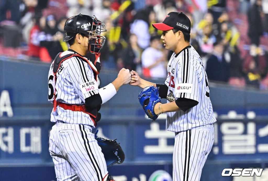 경기 종료 후 LG 유영찬 투수와 이주헌 포수가 승리의 기쁨을 나누고 있다.     2026.04.01 / soul1014@osen.co.kr