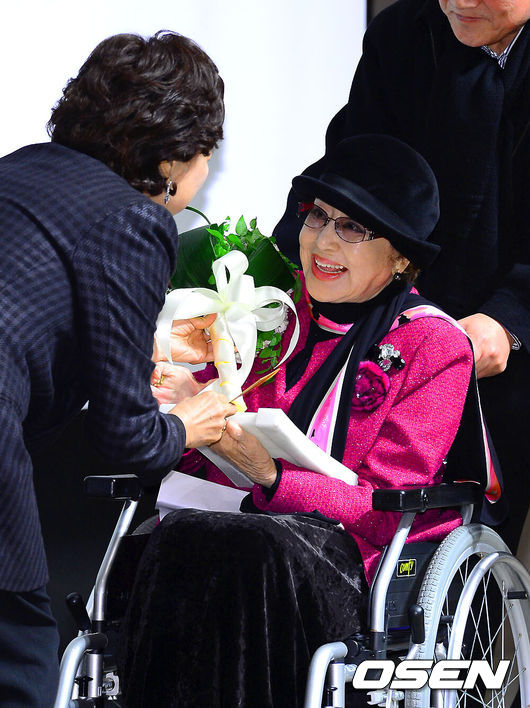 10일 오후 서울 태평로 프레스센터 국제회의장에서 열린 '제2회 아름다운 예술인상'에서 배우 최은희가 공료예술인상을 수상하고 있다신영균예술문화재단(이사장 안성기)이 주최하는 이번 제2회 아름다운 예술인상에서 '피에타' 김기덕 감독이 대상으로 선정됐다. 또한 공로예술인상 부문에 배우 최은희, 신인예술인상 부문에 '은교'로 데뷔한 김고은, 연극예술인상 부문에 '고곤의 선물'과 '욕망이라는 이름의 전차'에 출연한 김소희가 선정됐다.최다 추천으로 대상을 받게 된 김기덕 감독은 1996년 영화 '악어'로 연출활동을 시작해 저예산 영화의 어려운 제작여건을 극복해 가며 주로 인간의 내면세계와 사회의 폭력성을 새롭고 파격적인 작가주의 시선으로 접근해 뛰어난 예술영화의 경지를 구축해 왔다. 2012년 '피에타'에 이르기까지 '섬' '실제상황' '수취인 불명' '해안선' '사마리아' '빈집' '활' '숨' '아리랑' 등의 작품들이 꾸준히 국제영화제에서 주목을 받거나 감독상을 수상했고, 마침내 금년에 베니스에서 대상인 황금사자상을 수상함으로써 한국영화의 예술성을 세계에 떨쳤다.공로 예술인상 수상자로 선정된 최은희는 부군인 고 신상옥 감독과 함께 1960년대 한국영화 전성기를 이끌어 낸 대표적인 배우였고 1966년 안양예술학교를 설립해 영화인재 교육에도 기여한 원로 예술인이다.신인 예술인 부문의 김고은은 데뷔 '은교'에서 신인답지 않은 대담하고 열정적인 연기로 주목을 받았고 연극 예술인 부문의 김소희는 20여 년간 40여 편의 작품을 남긴 중견 연극인으로 금년도 '고곤의 선물'과 '욕망이라는 이름의 전차'를 통해 가장 돋보이는 연기인으로 평가 받았다. 한편 신