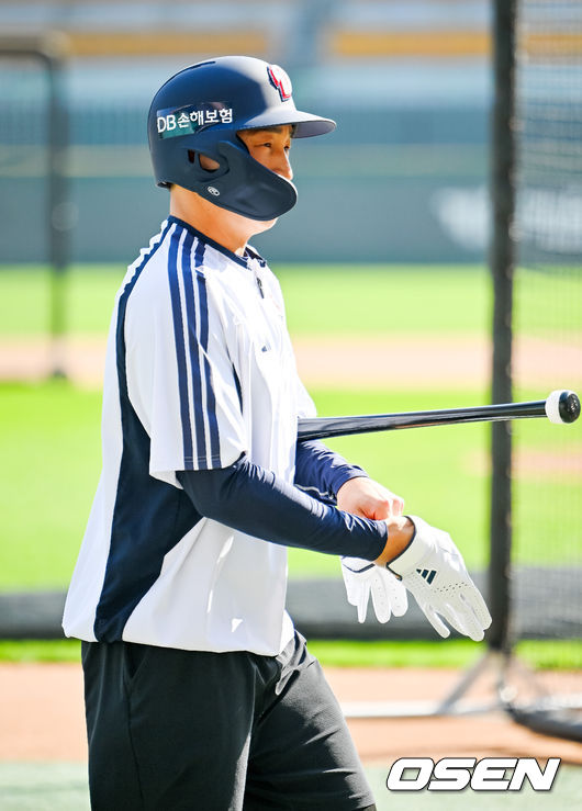 15일 오후 인천 SSG랜더스필드에서 ‘2026 신한 SOL Bank KBO리그' SSG 랜더스와 두산 베어스의 경기가 진행될 예정인 가운데 그라운드에서 훈련이 진행됐다. 경기 전 두산 손아섭이 타격연습을 준비하고 있다. 2026.04.15 / rumi@osen.co.kr