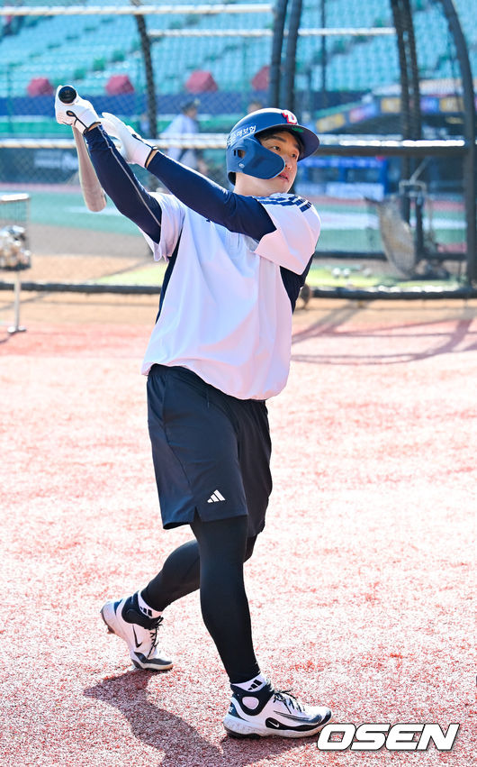 15일 오후 인천 SSG랜더스필드에서 ‘2026 신한 SOL Bank KBO리그' SSG 랜더스와 두산 베어스의 경기가 진행될 예정인 가운데 그라운드에서 훈련이 진행됐다. 경기 전 두산 손아섭이 타격연습을 하고 있다. 2026.04.15 / rumi@osen.co.kr
