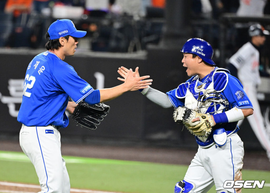 프로야구 삼성 라이온즈가 한화 이글스를 잡고 4연승을 질주했다. 이겼다기보단 승리를 '당한' 모양에 가까웠다.박진만 감독이 이끄는 삼성은 14일 대전 한화생명 볼파크에서 열린 2026 신한 SOL KBO리그 한화와의 원정경기에서 6-5로 승리했다. 이날 승리로 4연승을 질주한 삼성은 시즌 전적 9승4패1무를 만들었다. 4연패에 빠진한화는 6승8패가 됐다.경기를 마치고 삼성 김재윤, 박세혁이 승리를 기뻐하고 있다. 2026.04.14 / jpnews@osen.co.kr