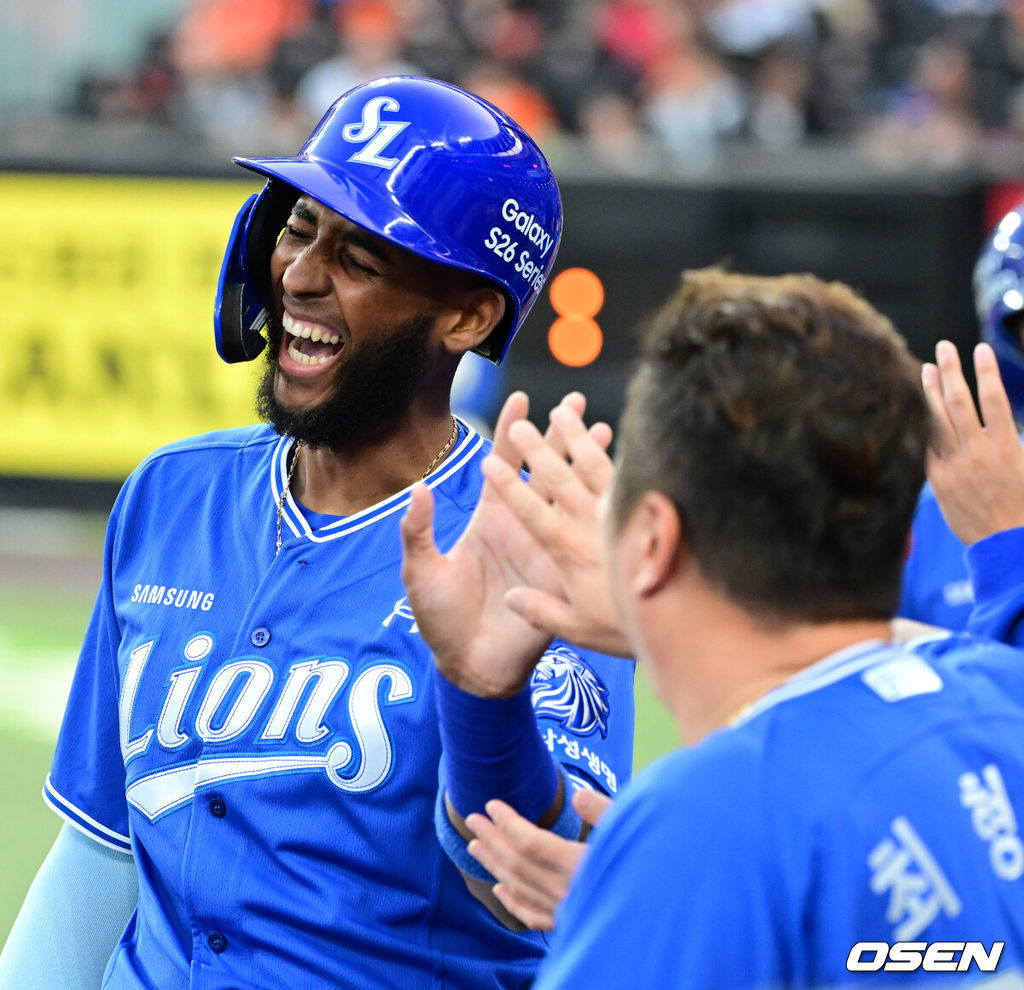 15일 대전 한화생명 볼파크에서 2026 신한 SOL KBO리그 한화 이글스와 삼성 라이온즈의 경기가 열렸다.4연패 중인 한화는 윌켈 에르난데스, 5연승을 노리는 삼성은 양창섭이 선발로 나섰다. 1회초 1사 만루에서 삼성 디아즈가 전병우의 2타점 적시 2루타에 득점하며 최형우와 기뻐하고 있다. 2026.04.15 / jpnews@osen.co.kr