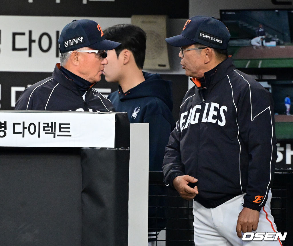 15일 대전 한화생명 볼파크에서 2026 신한 SOL KBO리그 한화 이글스와 삼성 라이온즈의 경기가 열렸다.4연패 중인 한화는 윌켈 에르난데스, 5연승을 노리는 삼성은 양창섭이 선발로 나섰다. 1회초 1사 만루에서 한화 김경문 감독과 양상문 코치가 이야기를 나누고 있다. 2026.04.15 / jpnews@osen.co.kr