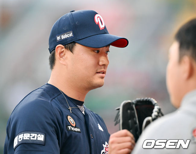 15일 오후 인천 SSG랜더스필드에서 ‘2026 신한 SOL Bank KBO리그' SSG 랜더스와 두산 베어스의 경기가 진행됐다. 1회말을 마친 두산 선발 이영하가 아쉬워하며 덕아웃으로 향하고 있다. 2026.04.15 / rumi@osen.co.kr