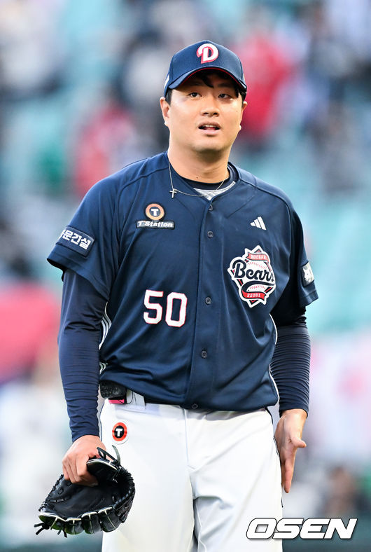 15일 오후 인천 SSG랜더스필드에서 ‘2026 신한 SOL Bank KBO리그' SSG 랜더스와 두산 베어스의 경기가 진행됐다. 1회말을 마친 두산 선발 이영하가 아쉬워하며 덕아웃으로 향하고 있다. 2026.04.15 / rumi@osen.co.kr