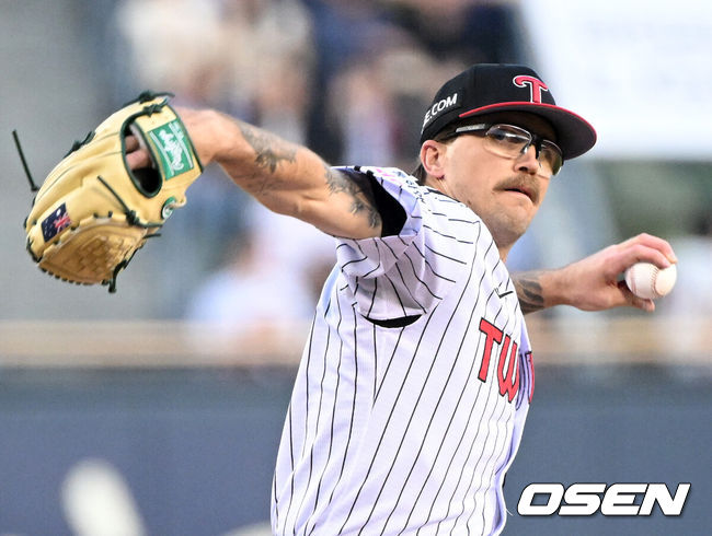 [OSEN=잠실, 이대선 기자] 15일 서울 잠실야구장에서 2026 신한 SOL KBO리그 LG 트윈스와 롯데 자이언츠의 경기가 열렸다.이날 LG는 웰스, 롯데는 김진욱을 선발로 내세웠다.1회초 무사에서 LG 선발투수 웰스가 역투하고 있다.  2026.04.15 /sunday@osen.co.kr