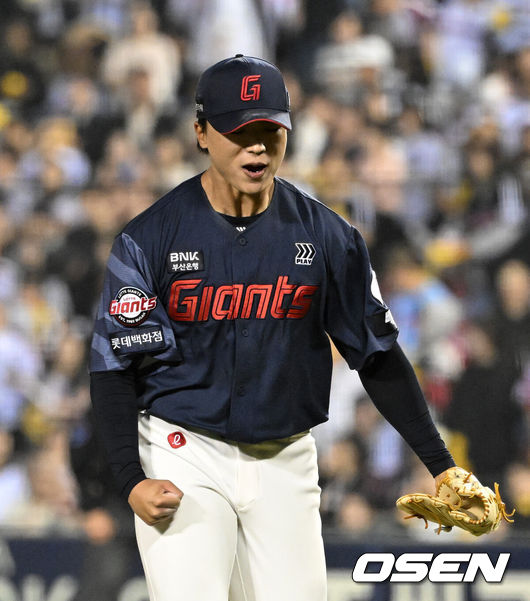 [OSEN=잠실, 이대선 기자] 15일 서울 잠실야구장에서 2026 신한 SOL KBO리그 LG 트윈스와 롯데 자이언츠의 경기가 열렸다.이날 LG는 웰스, 롯데는 김진욱을 선발로 내세웠다.7회말 2사 3루에서 롯데 박정민이 LG 박동원을 삼진으로 처리하고 환호하고 있다.  2026.04.15 /sunday@osen.co.kr