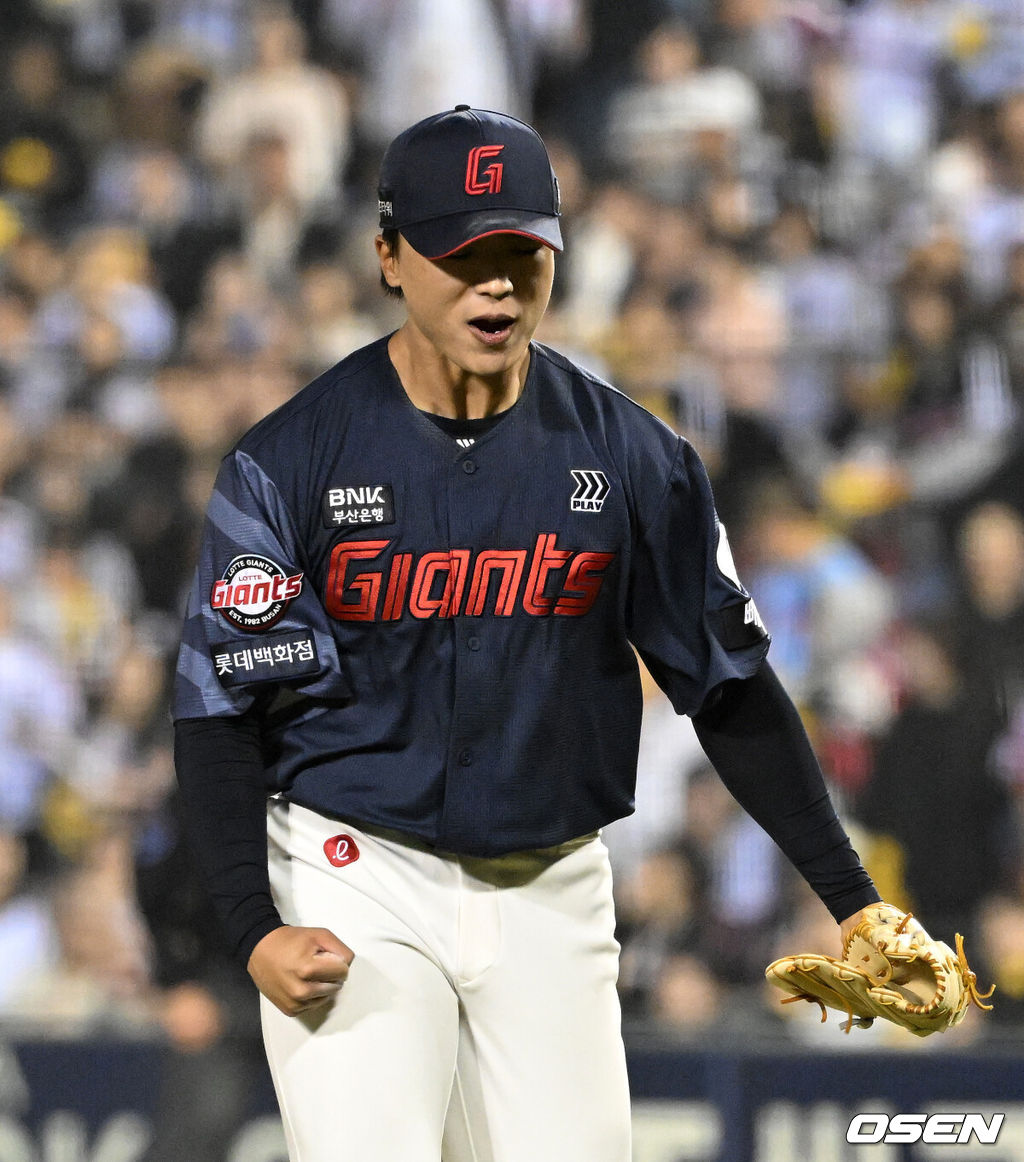 15일 서울 잠실야구장에서 2026 신한 SOL KBO리그 LG 트윈스와 롯데 자이언츠의 경기가 열렸다.이날 LG는 웰스, 롯데는 김진욱을 선발로 내세웠다.7회말 2사 3루에서 롯데 박정민이 LG 박동원을 삼진으로 처리하고 환호하고 있다.  2026.04.15 /sunday@osen.co.kr