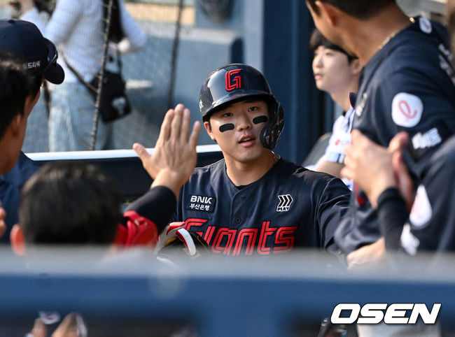 [OSEN=잠실, 이대선 기자] 15일 서울 잠실야구장에서 2026 신한 SOL KBO리그 LG 트윈스와 롯데 자이언츠의 경기가 열렸다.이날 LG는 웰스, 롯데는 김진욱을 선발로 내세웠다.3회초 무사에서 롯데 손성빈이 좌중월 솔로 홈런을 치고 더그아웃에서 환호하고 있다.  2026.04.15 /sunday@osen.co.kr