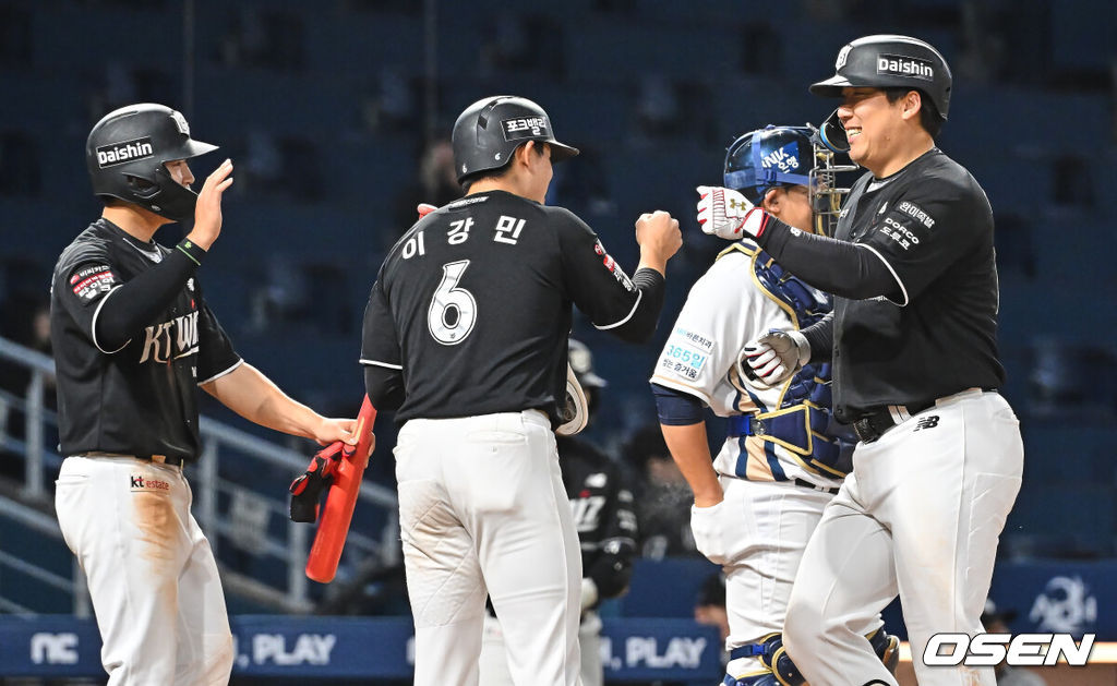 15일 창원NC파크에서 2026 신한 SOL KBO 리그 NC 다이노스와 KT 위즈의 경기가 열렸다. 홈팀 NC는 신민혁이, 방문팀 KT는 오원석이 선발 출전했다. KT 위즈 김현수가 7회초 1사 1,2루 우월 3점 홈런을 치고 하이파이브를 하고 있다. 2026.04.15 / foto0307@osen.co.kr