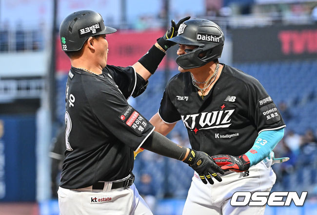 [OSEN=창원, 이석우 기자] 15일 창원NC파크에서 2026 신한 SOL KBO 리그 NC 다이노스와 KT 위즈의 경기가 열렸다. 홈팀 NC는 신민혁이, 방문팀 KT는 오원석이 선발 출전했다. KT 위즈 장성우가 1회초 2사 2루 좌월 2점 홈런을 치고 하이파이브를 하고 있다. 2026.04.15 / foto0307@osen.co.kr