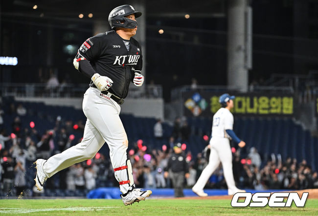 [OSEN=창원, 이석우 기자] 15일 창원NC파크에서 2026 신한 SOL KBO 리그 NC 다이노스와 KT 위즈의 경기가 열렸다. 홈팀 NC는 신민혁이, 방문팀 KT는 오원석이 선발 출전했다. KT 위즈 김현수가 7회초 1사 1,2루 우월 3점 홈런을 치고 진루하고 있다. 2026.04.15 / foto0307@osen.co.kr
