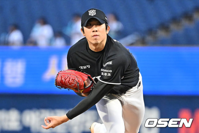 [OSEN=창원, 이석우 기자] 15일 창원NC파크에서 2026 신한 SOL KBO 리그 NC 다이노스와 KT 위즈의 경기가 열렸다. 홈팀 NC는 신민혁이, 방문팀 KT는 오원석이 선발 출전했다. KT 위즈 선발투수 오원석이 역투하고 있다. 2026.04.15 / foto0307@osen.co.kr